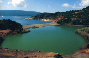 spiaggia e laghetto di terranera